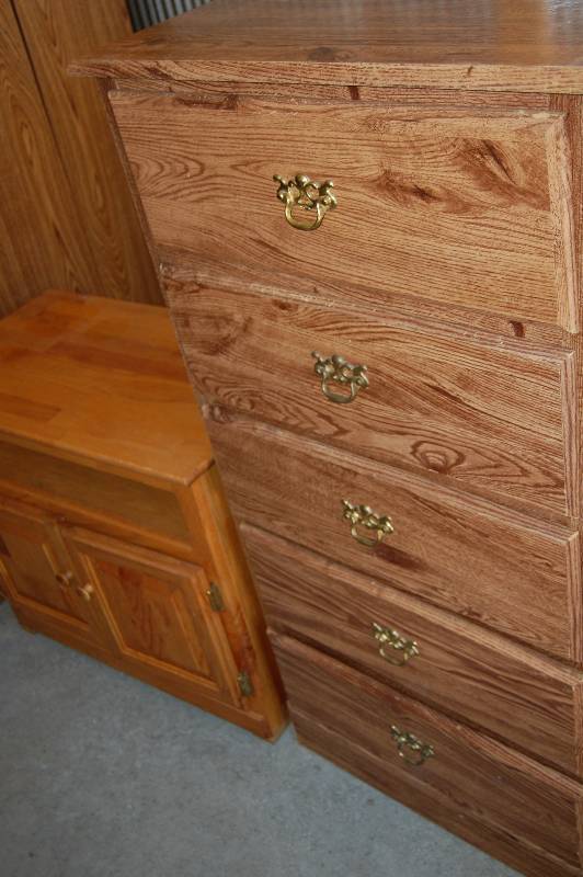 lot 426 image: Dresser and Night Stand