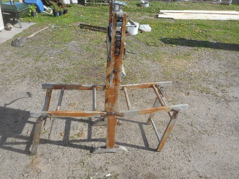 ANTIQUE HAND CRANK WASH RINGER AND WASH TUB STANDS