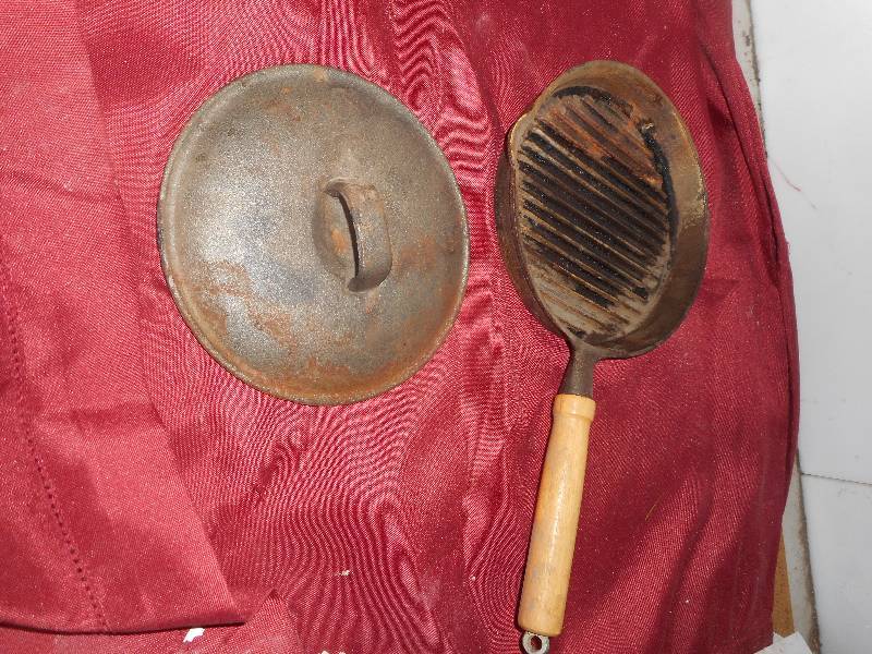 VINTAGE CAST IRON FRYING PAN