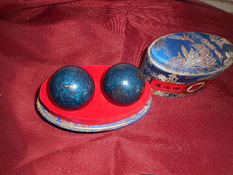 4 DECRATIVE BALLS AND 2 IRON CHINESE BALLS