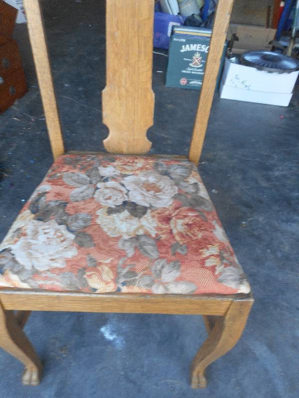 ANTIQUE WOODEN CHAIR