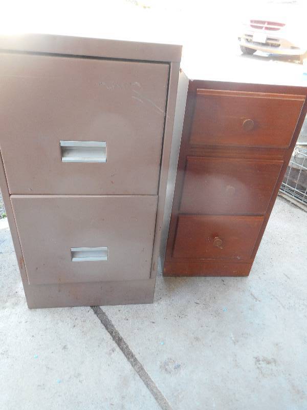 VINTAGE 3 DRAWER CABNET 26X 12 AND METAL FILING CABNET
