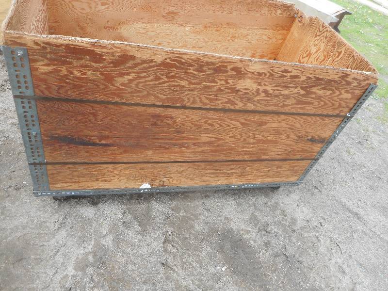 WOODEN TOTE ON WHELLS