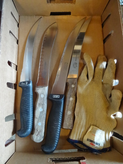 lot 6 image: 4 skinning  boning knives....