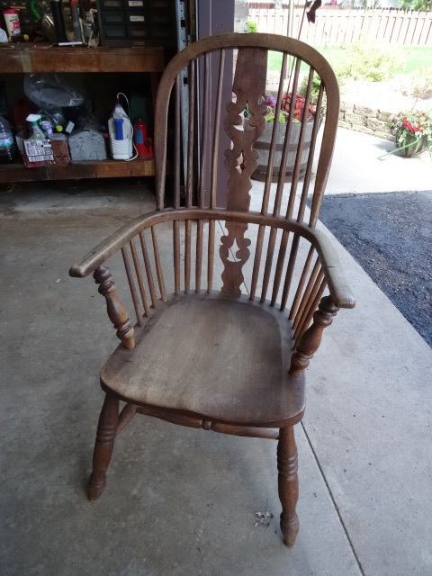 lot 18 image: Vintage wood chair. Very nice shape...