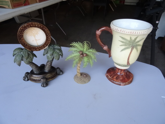 lot 31 image: Palm tree dcor...