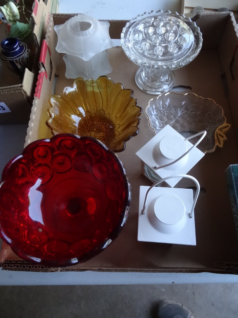 lot 32 image: Misc decorative glassware. Vintage....