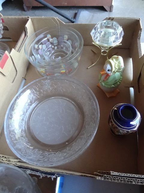 lot 33 image: Miniature asian vase. Glass bowls. ...