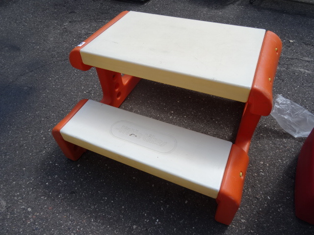 lot 63 image: Little tikes picnic table. ...