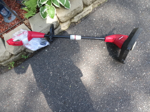 lot 70 image: Homelite 13 electric weed whip. Wo...