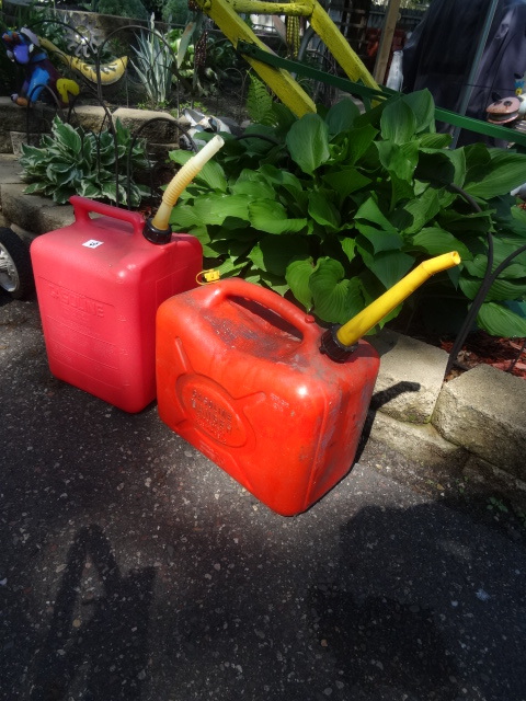 lot 72 image: 2 plastic gas cans. 5 Gal...