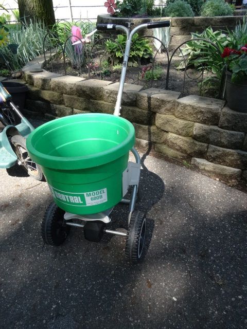 lot 75 image: Central model 600B fertilizer sprea...