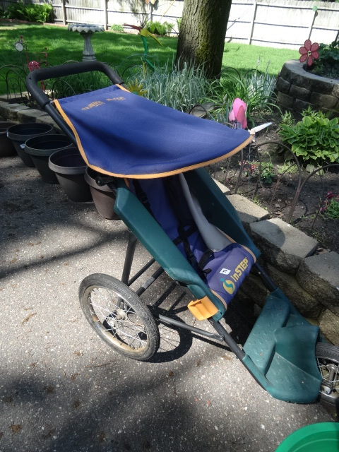 lot 76 image: In step jogging stroller. Folds up ...