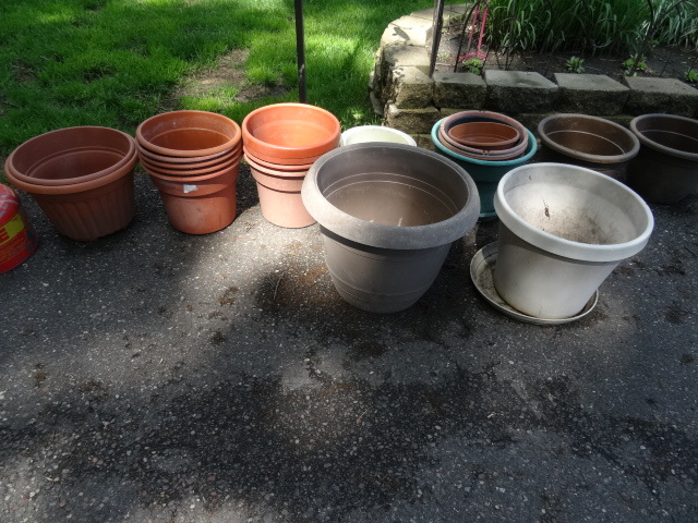 lot 78 image: Large lot of flower pots...