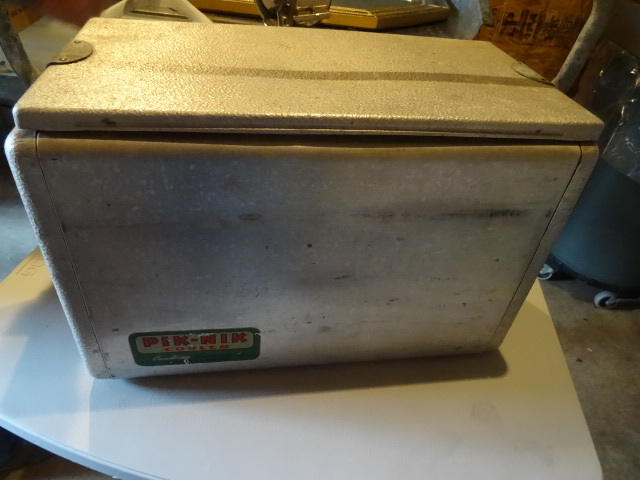 lot 110 image: Vintage Cronstroms pik-nik cooler. ...