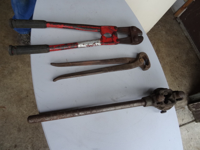 lot 148 image: Pipe threader. Bolt cutter. Pincher...