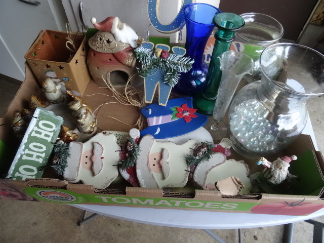 lot 186 image: Misc Christmas home dcor...
