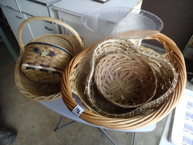lot 192 image: Wicker baskets. Plastic platter...