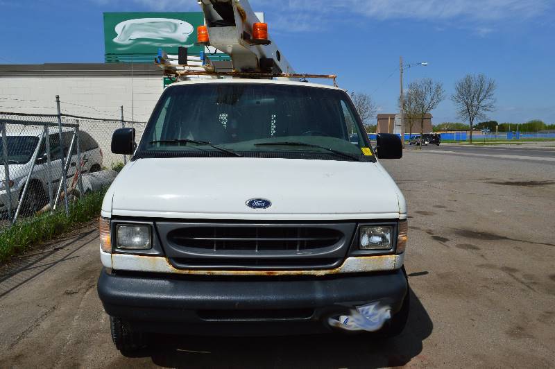 1999 Ford Econoline van with man basket.