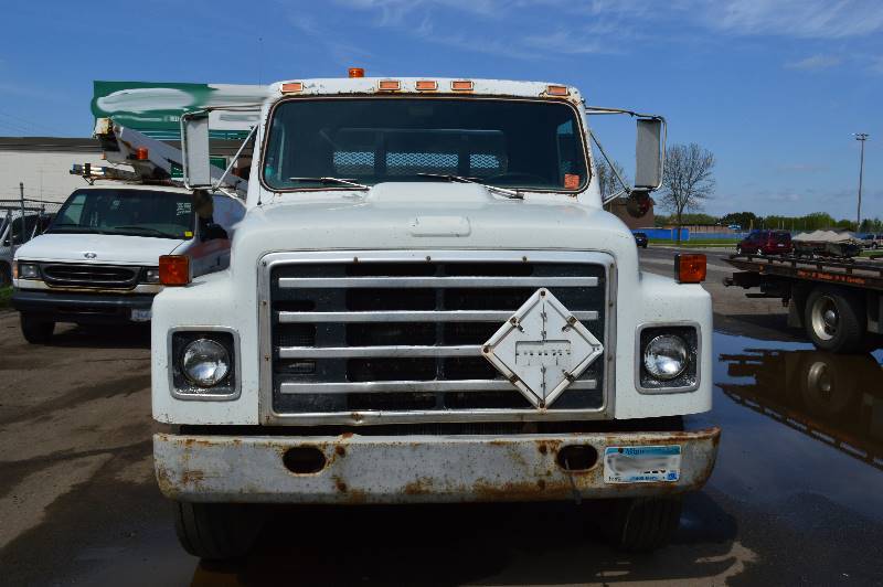 1988 International flatbed service truck