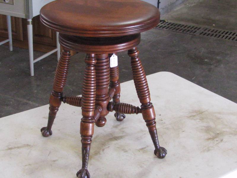 lot 5 image: Antique Wood pianoOrgan Stool