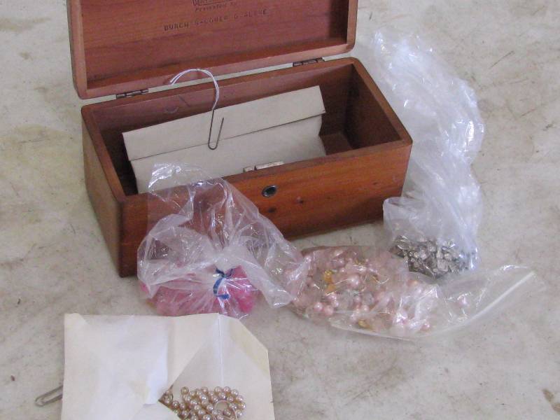 lot 12 image: Vintage Lane Jewelry Box wContents