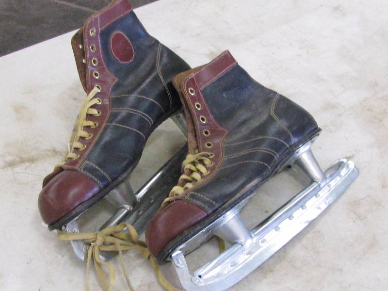 lot 25 image: Vintage Pair of Mens Ice Skates