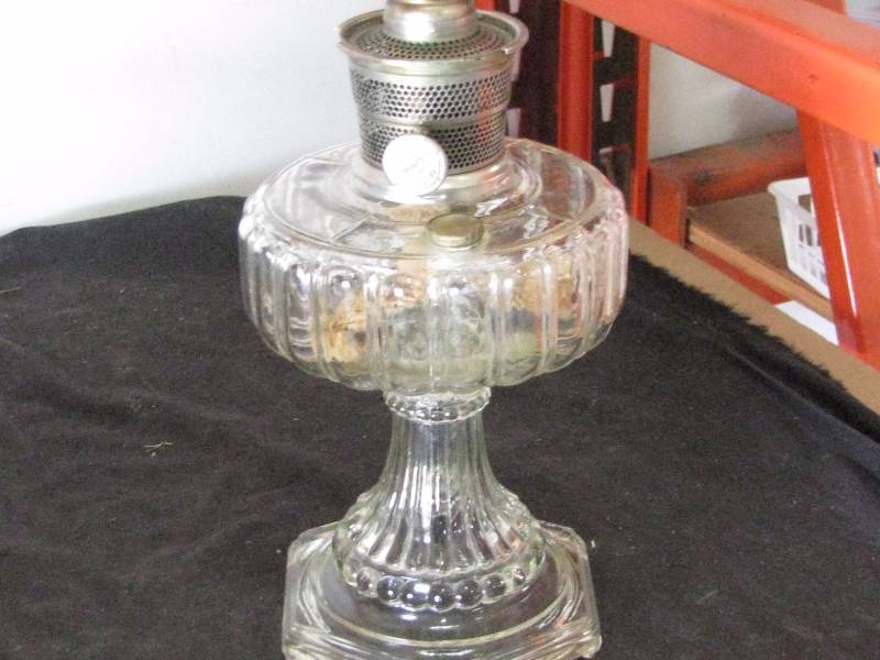 lot 29 image: Clear Aladdin lamp