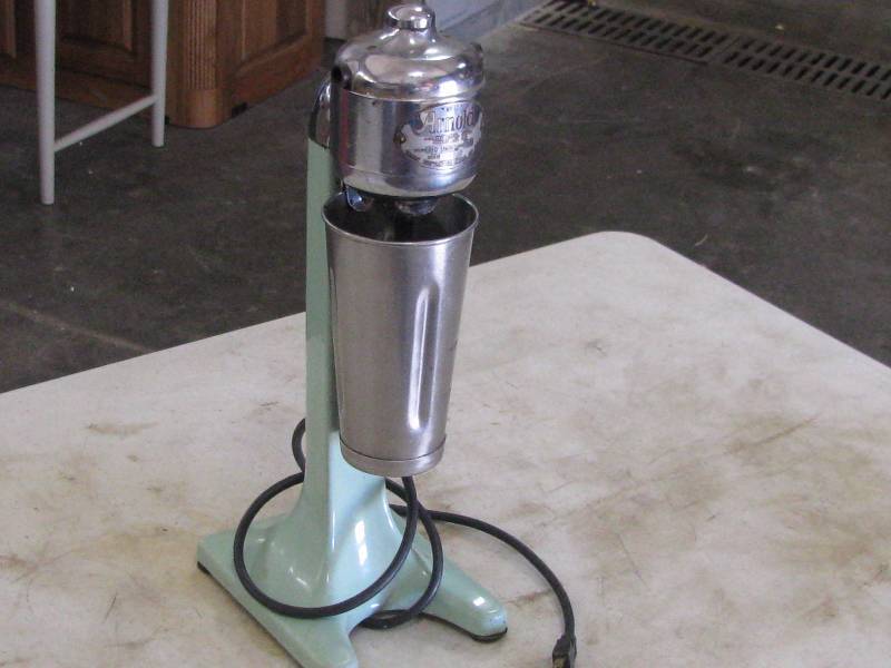 lot 36 image: Vintage Arnold Jadeite Green Malt Maker