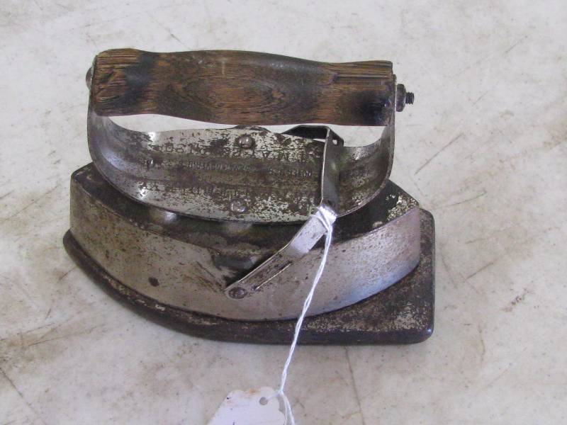 lot 38 image: Cast Iron Sad Iron