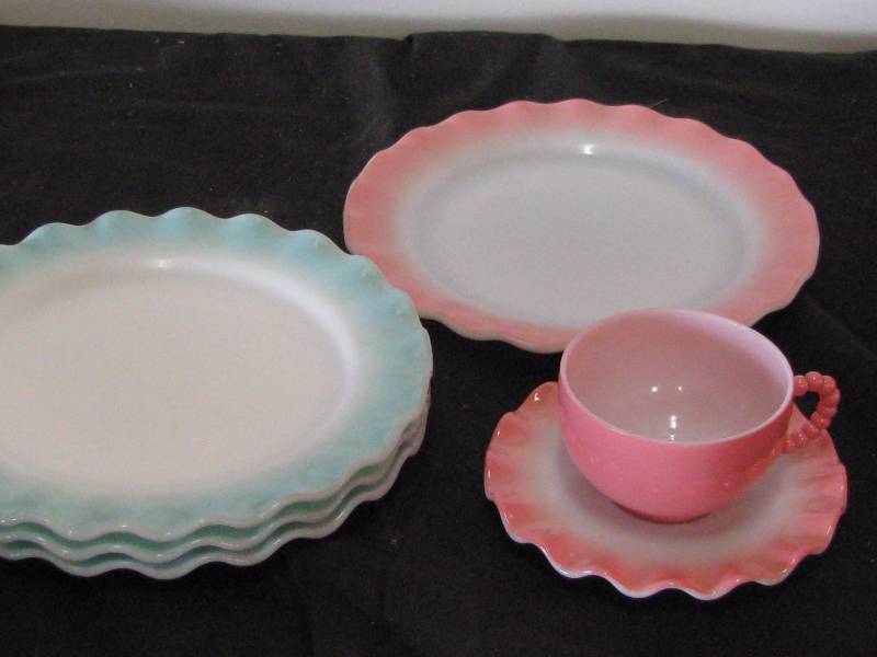 lot 68 image: Ruffled Edge Dinner Plates wCup & Saucer