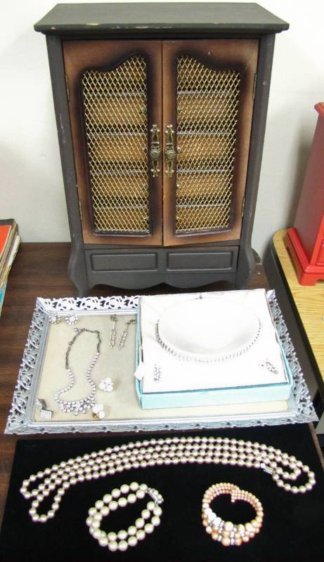 Jewelry lot please see Photos