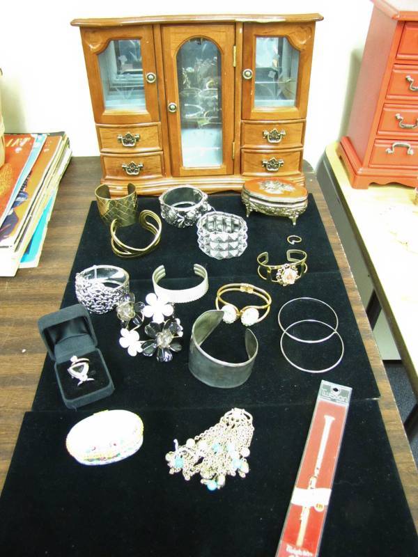 Jewelry lot please see Photos