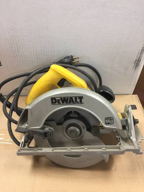 lot 33 image: DEWALT 7-14 in. 184mm Lightweight Circular Saw in working conditions Model # DW368K
