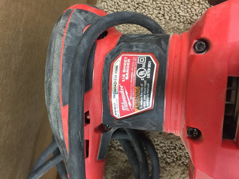 lot 127 image: Milwaukee 3 Amp 14 Sheet Corded Palm Sander Model#  6033-21 missing dust Bag