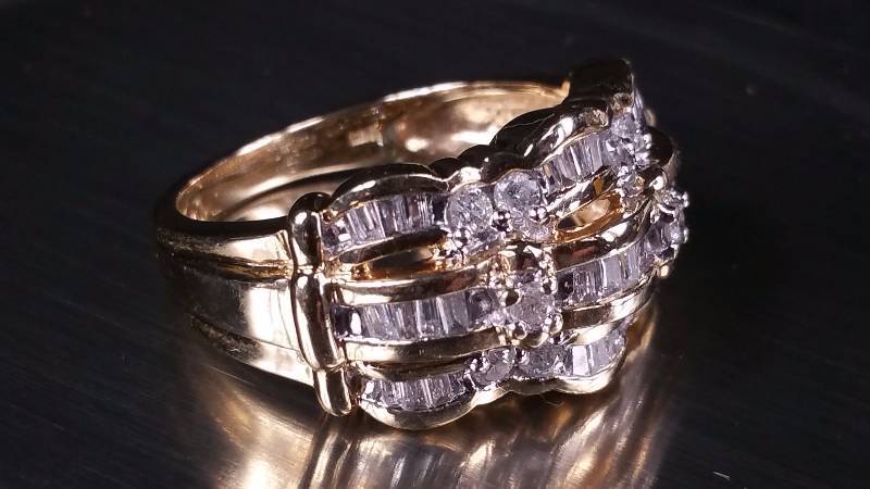 Dazzling Gold Ring w Many Diamonds