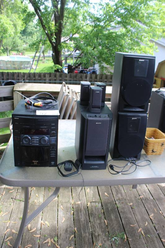 lot 57 image: Sony 501CD ChangerMini HiFi Component System w 6-Speakers