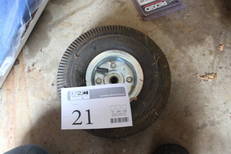 lot 21 image: Tire w Wheel