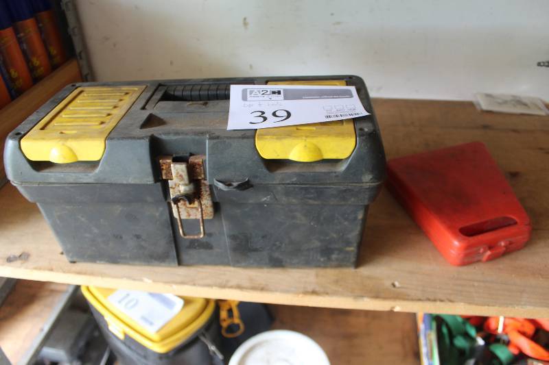 lot 39 image: Tool Box w Tools