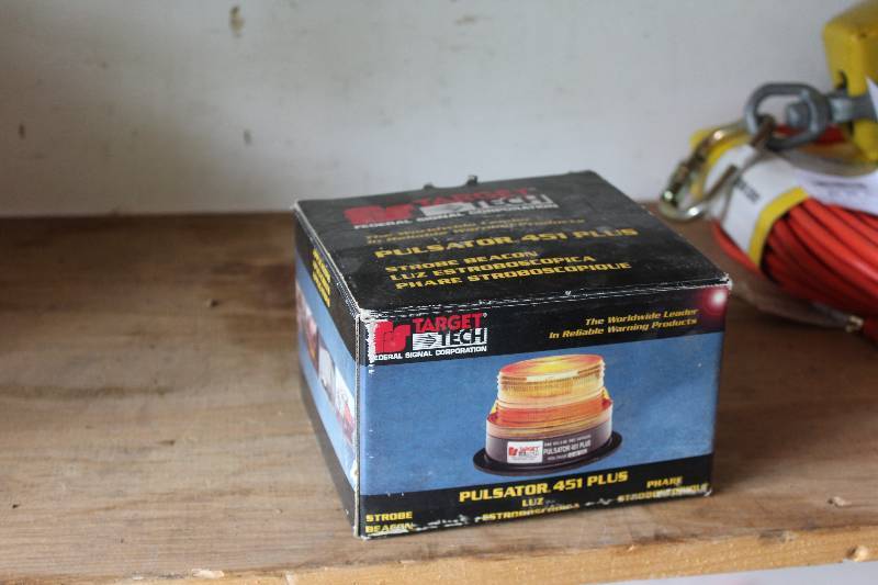 lot 49 image: Federal Signal Pulsator 451 Plus 12VDC Warning Beacon Strobe Light