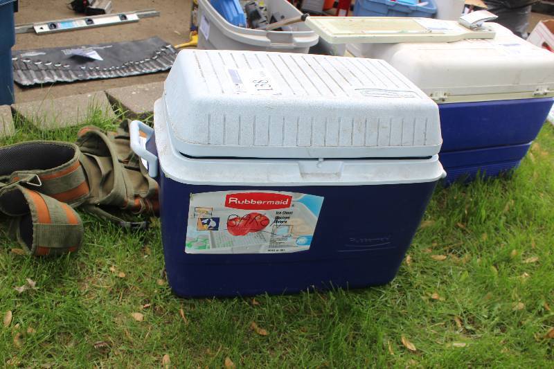 lot 138 image: Rubbermaid 58-Quart Ice Chest