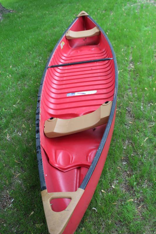 lot 9 image: Colorado 155 15.5ft. 800lbs. Canoe w Oars