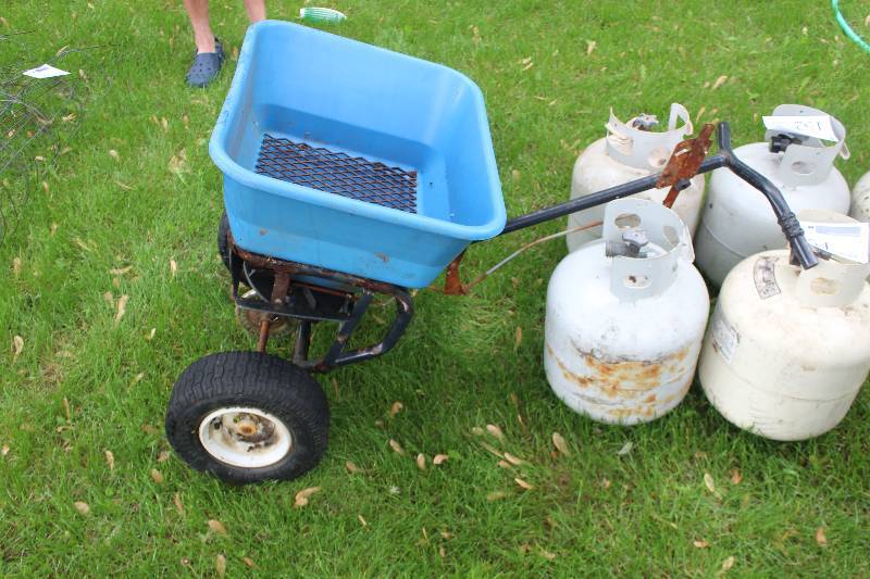 lot 158 image: Ice Buster Push Salt Spreader