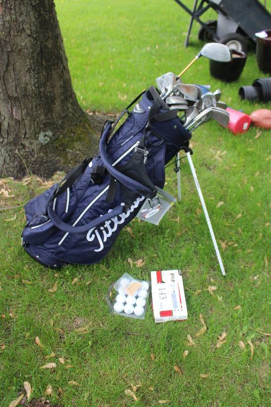 lot 143 image: Titleist Golf Club Set w Bag, Stand, Balls, Clubs