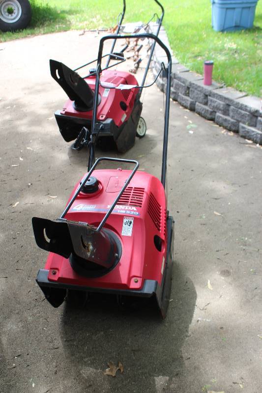 lot 1 image: Honda Snow Blower