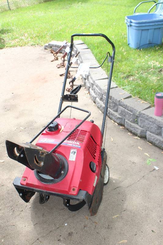 lot 2 image: Honda Snow Blower