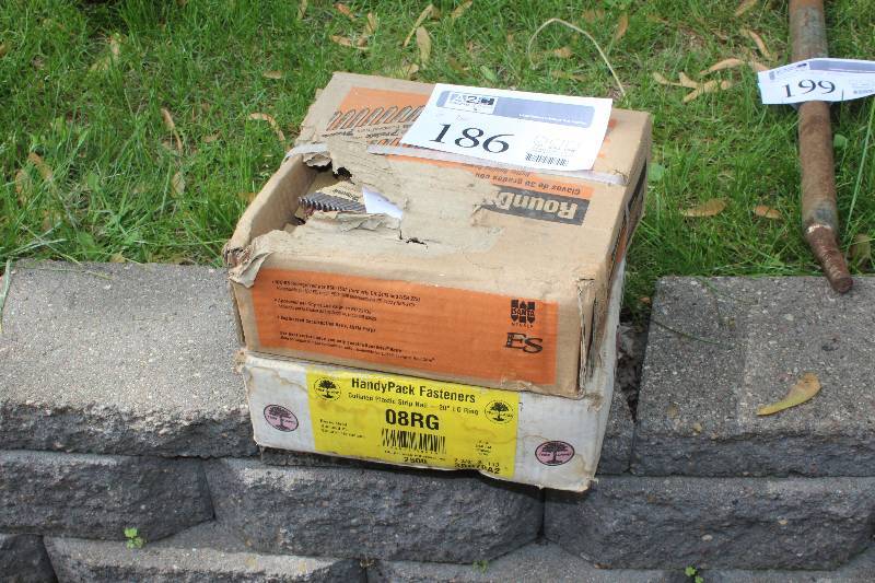lot 186 image: Lot of (2) Boxes of Tree Island HandyPack Fasteners Collated Plastic Strip Nail
