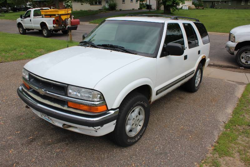 lot 1B image: 2000 Chevrolet Blazer