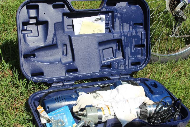 lot 214 image: Lincoln PowerLuber 18V Grease Gun w Manual, Case, Battery