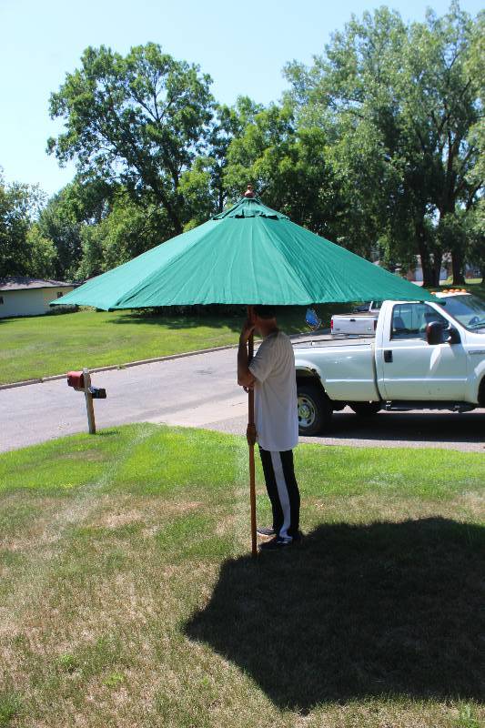 lot 224 image: Summer Living Scotchguard-Protected Yard Umbrella w Carry Case